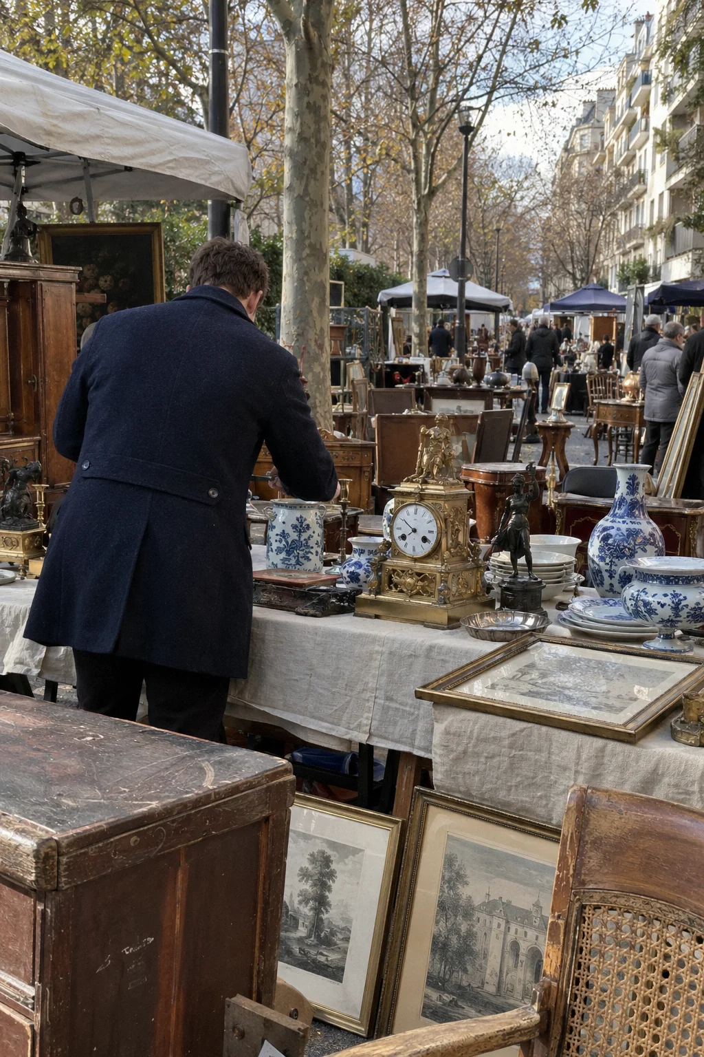 Baptiste Murier, de dos, à la brocante