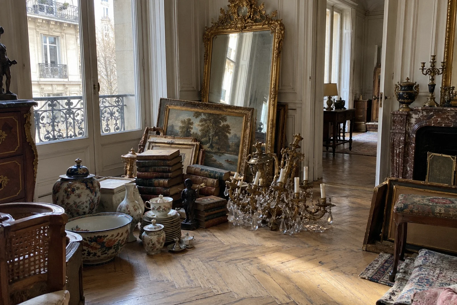 Équipe de débarras dans un immeuble parisien