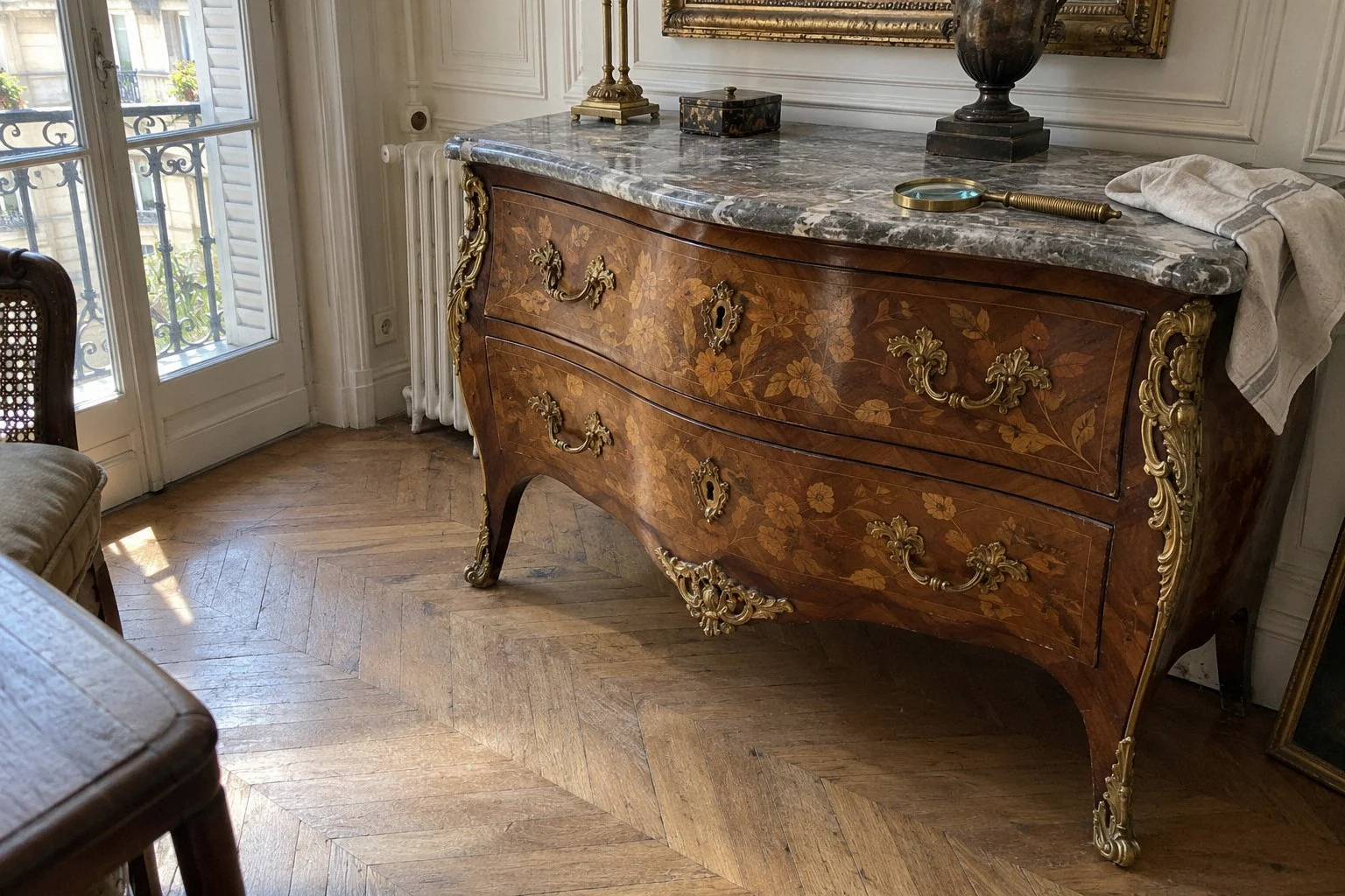 Fauteuil ancien et meuble d'époque