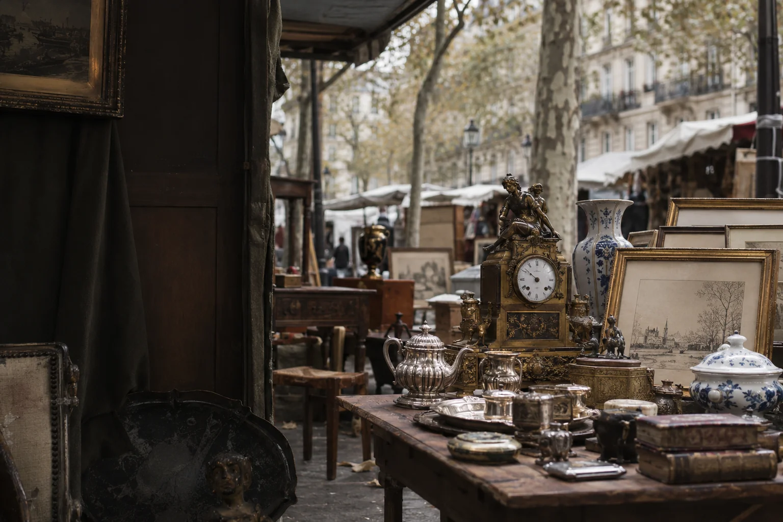 Stand d'antiquaire aux Puces de Vanves le samedi matin